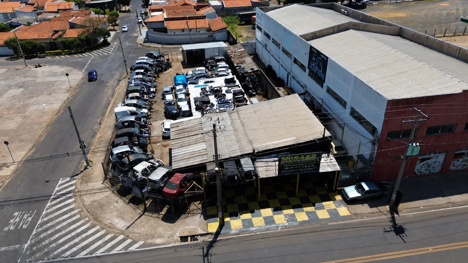 Vista aérea da unidade Moraes Auto Peças em Franca, com a fachada e o pátio de peças