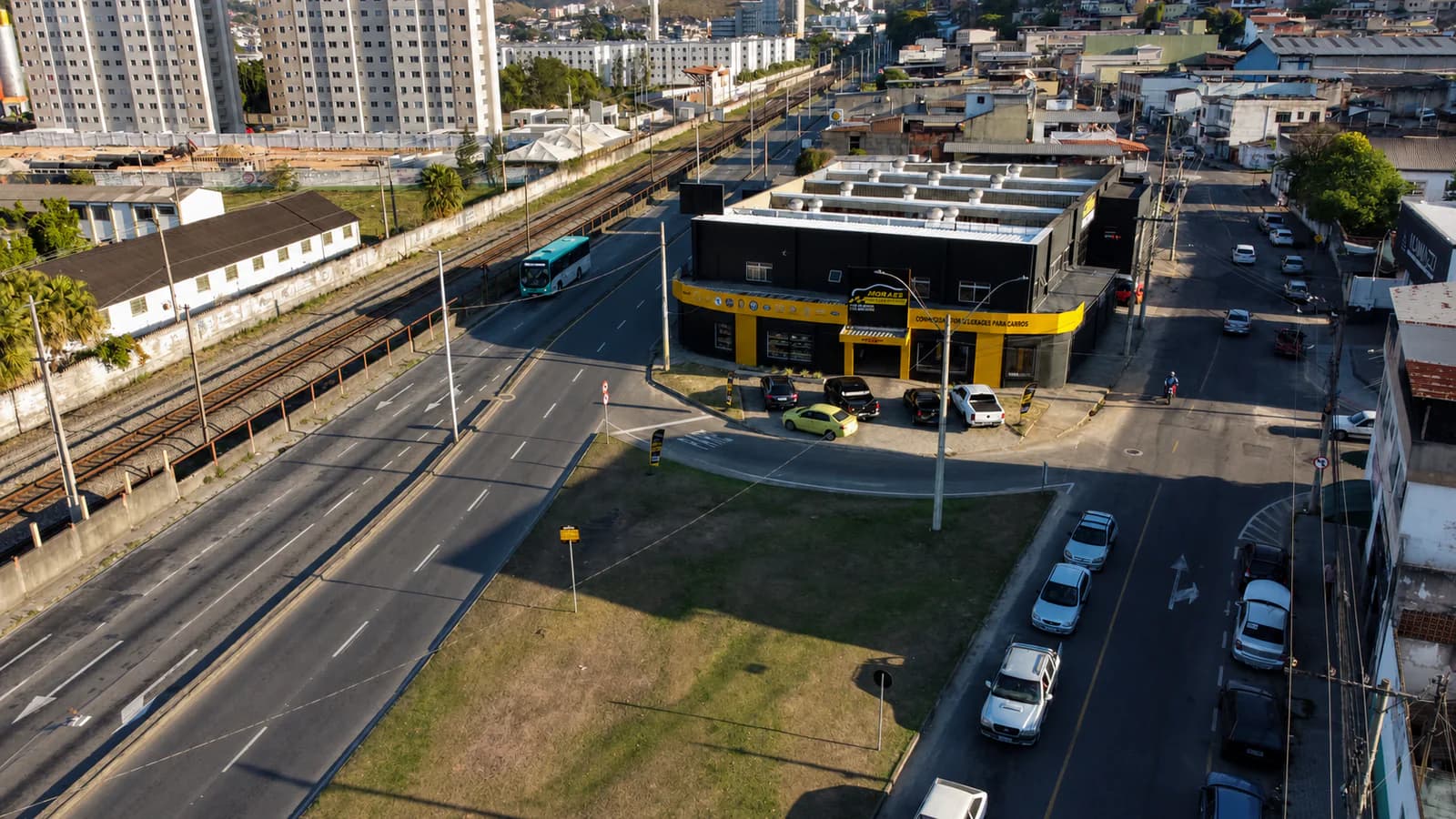 Vista aérea da unidade Moraes Auto Peças em Juiz de Fora, com a fachada preta e amarela